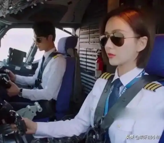 佟丽娅关机长又美又飒,恐龙园可爱出镜,早期的她颇有港姐的风范_网易