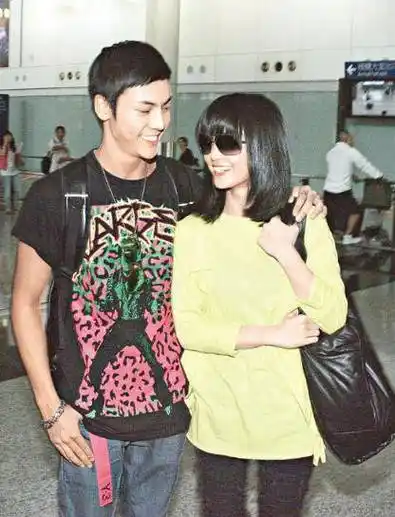 老公名叫郑中基,蔡卓妍结过一次婚,蔡卓妍的感情颇为坎坷.