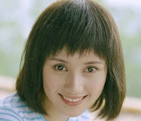 明星老照片:图2袁泉五官都很小巧精致,图6年轻时的古天乐