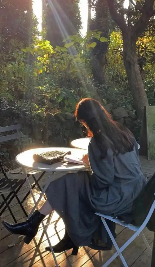 一个人静静的享受阳光的沐浴 - 第二世界的人 - 图虫