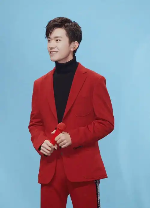 易烊千玺红色西装适配度