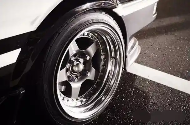 这辆ae86的轮毂来自ssr,轮胎是东洋轮胎,整体感觉是很厚重的风格.