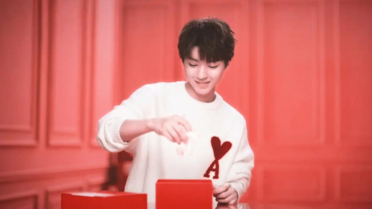 王俊凯这组甜到冒粉红色泡泡啦,毛衣可爱人也可爱,我hold不住啊