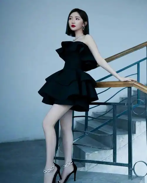 清纯可爱的毛晓彤大秀美腿,楚楚动人!