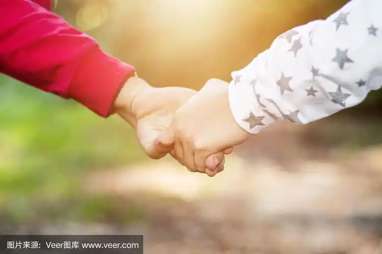 两个孩子的家庭,公园,手牵手,女儿,姐妹