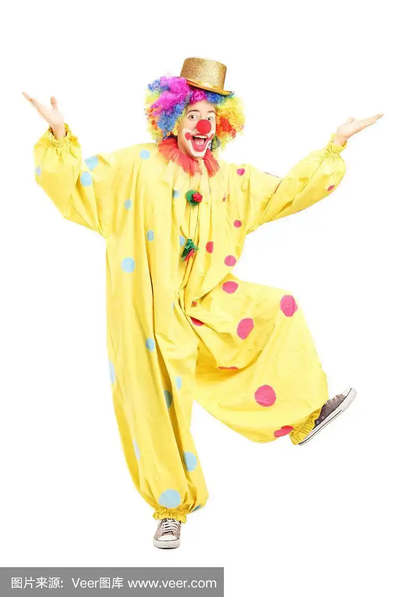 一个男性滑稽的马戏团小丑摆姿势的全长肖像