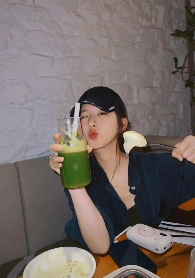 赵露思去吃汉堡喝饮料,嘟嘴卖萌模样俏皮,她看起来还是很瘦,偶尔吃高