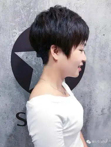 今年流行短发定位烫