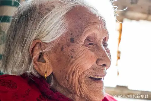 "老寿星"107岁长出了黑头发,人们都说她耳垂大,老了很有福气