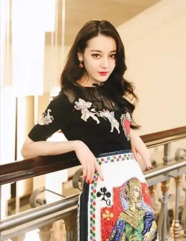 迪丽热巴豪宅曝光,装潢时尚又温馨,不愧是女神审美都与众不同