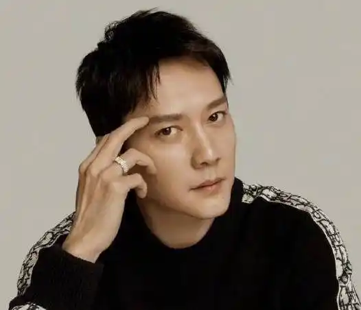 45岁冯绍峰夜会两女,工作室紧急回应!