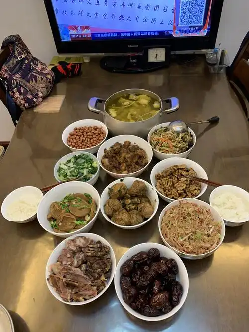 有简单易做的家常菜"十菜一汤(草鸡汤)",除夕夜晚餐家常菜肴里透露着