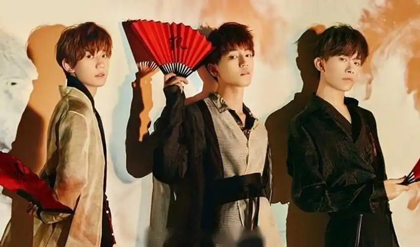 王俊凯养嫂子事件出新料,被曝穿情侣装出席活动,本尊发歌词回应最新