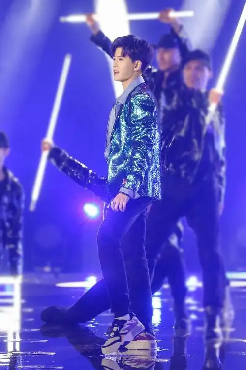 任嘉伦便服白袜