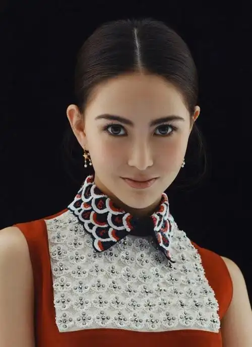 昆凌写真照曝光,无袖连衣裙配白袜子,明亮地个性