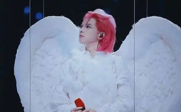 华晨宇女友瘦到病态穿吊带胸口伤痕明显网友绝配尊重祝福