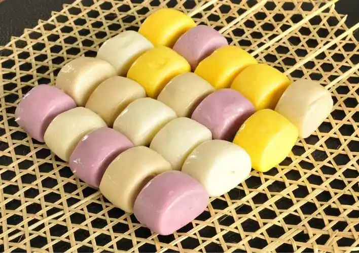 番茄汁(泥)和面,即成红馒头;黄番茄汁和面,可制成黄馒头;紫甘蓝,紫薯