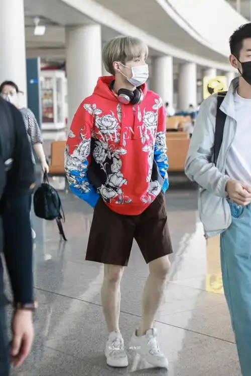 张艺兴换了新发色,金发小少爷,穿短裤可不多见