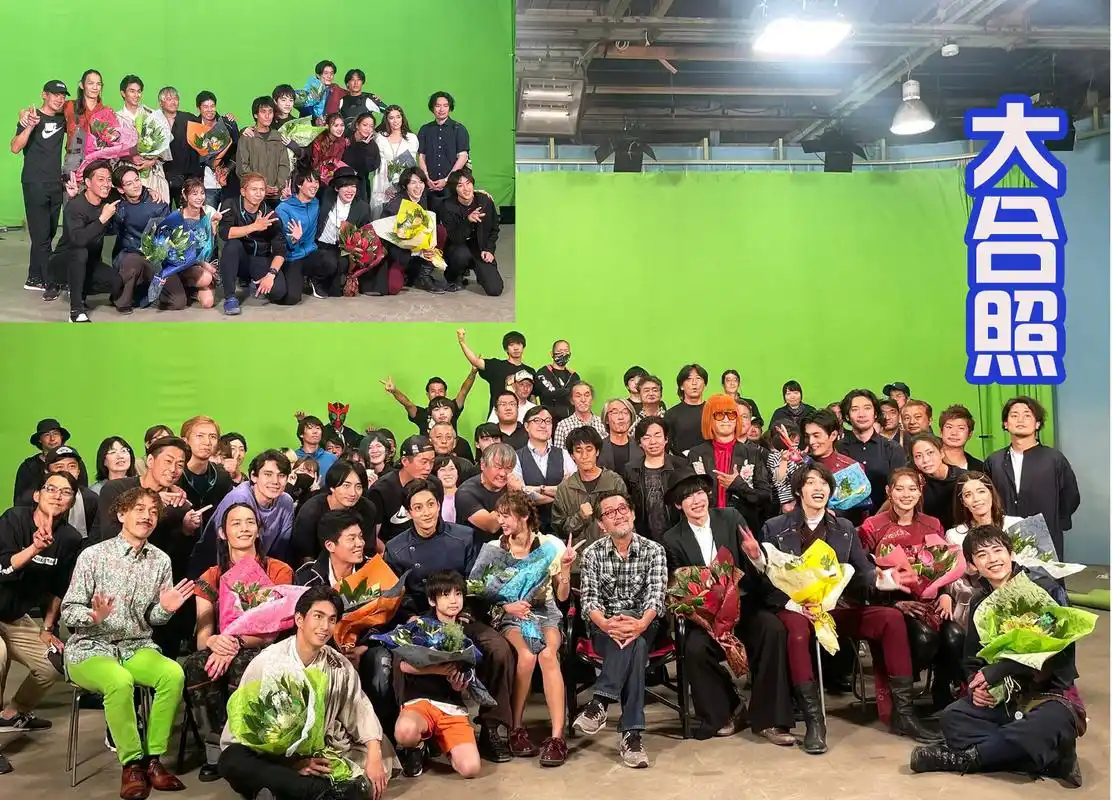 圣刃全剧组杀青庆祝,令和第二部作品完结,贤人手捧鲜花很开心!