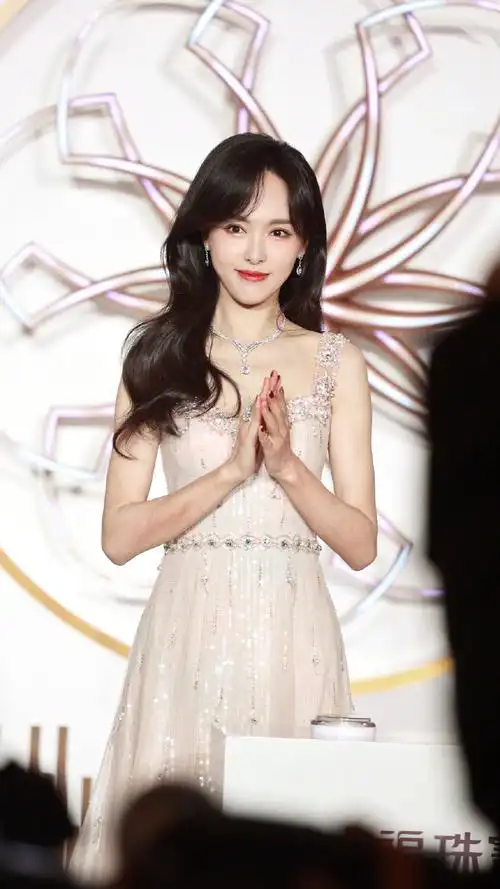 唐嫣活动生图##唐嫣钻石鎏光羽毛长裙