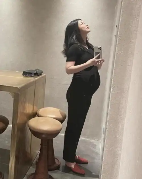 朱珠晒老公视角美照挺7月孕肚出门大街上躺老公怀里美到模糊