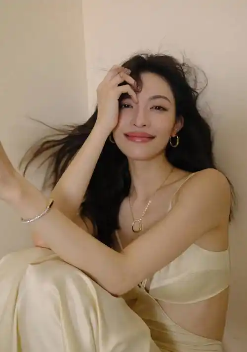 钟楚曦穿性感镂空吊带裙笑容随性优雅大方