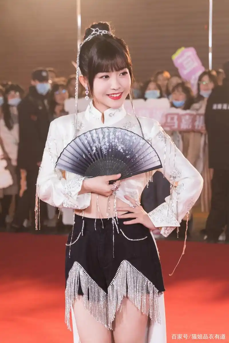 1米53赖美云让人佩服,明明身高不在线,穿上旗袍却让人眼前一亮