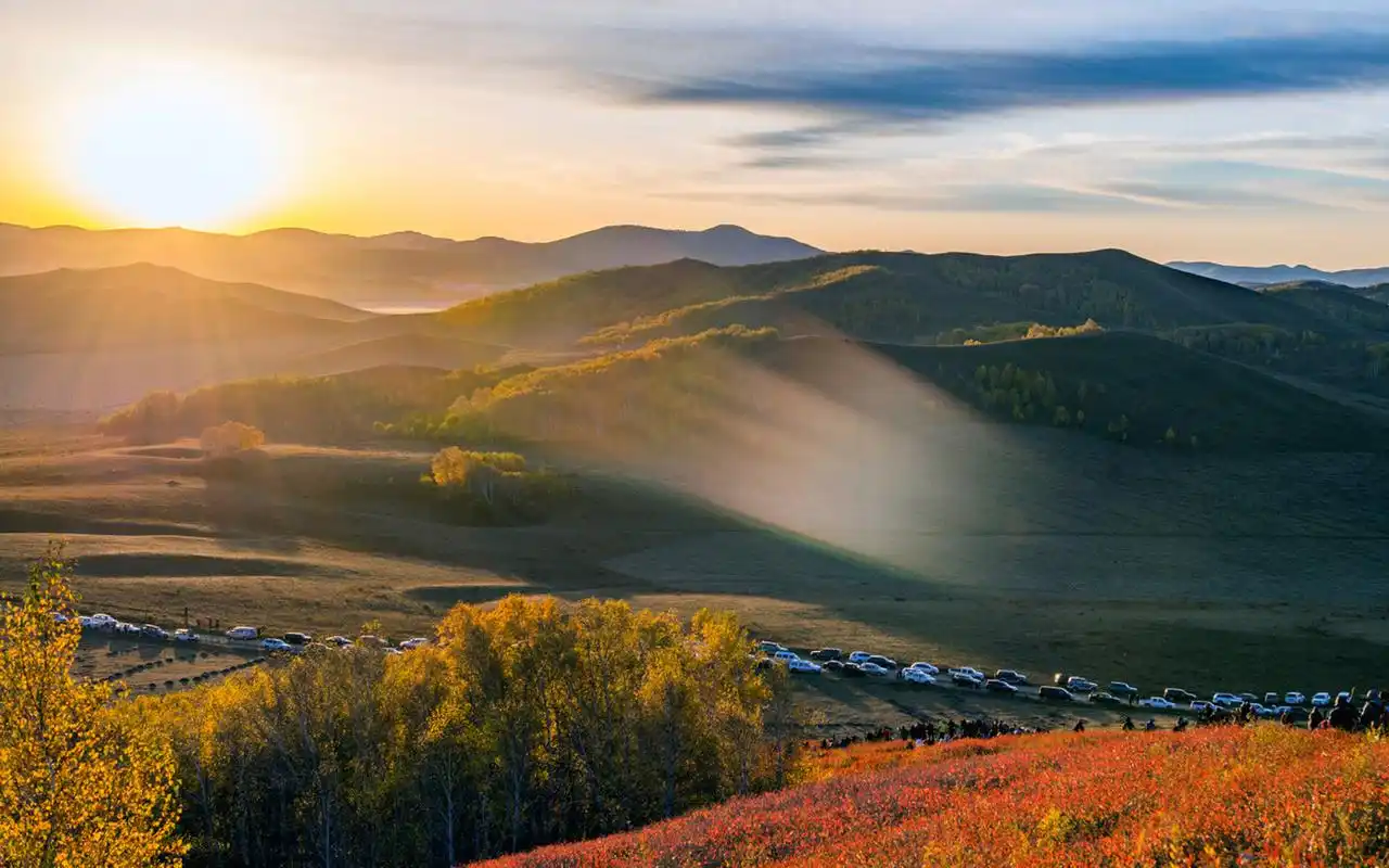 图片中的辽阔草原风景十分秀丽,阳光唯美.