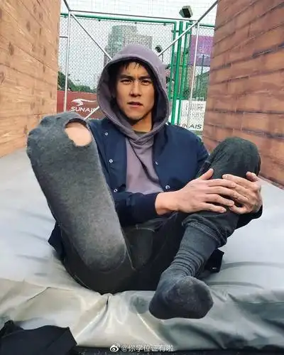 村通网,彭于晏的袜子,,这大小是真实的嘛!