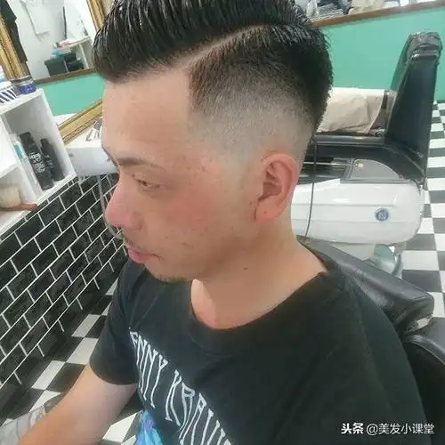 男生把三面都铲光的发型最帅气