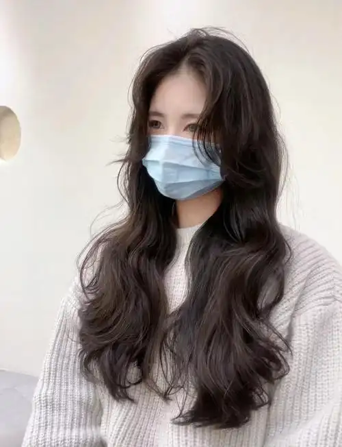 中长发小姐姐想要改变黑长直就烫法式大波浪卷啦!