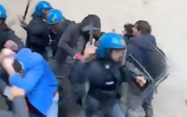 警察殴打挺巴学生未成年人受伤震动意大利