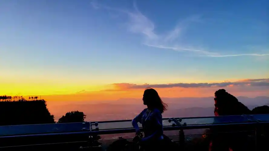 夕阳总会落在你身上,你也会快乐一场 很幸运能遇见,这么美丽的晚霞,给