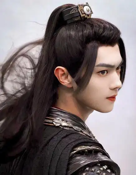 如果要评选凭借古装造型出圈的男神,那么许凯必须拥有姓名.