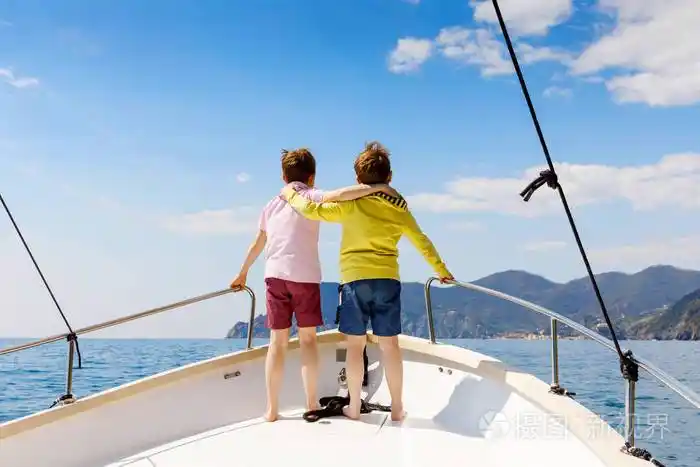 两个小男孩,最好的朋友,喜欢帆船旅行.