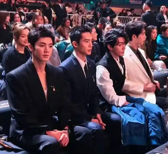 王鹤棣夹在吴磊赵露思中间,又和肖战美男同框_图片_娱乐_来源