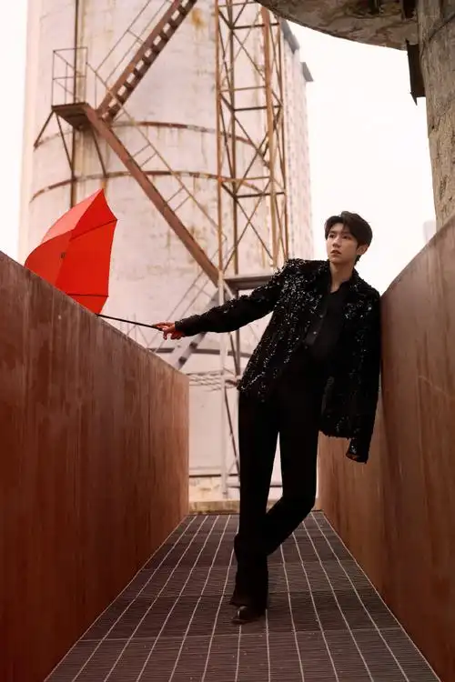 王源红伞黑西装适配度##王源贵公子风亮片西装造型