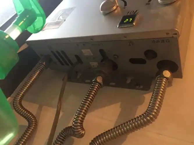 怎么更换这台热水器的电池?看不到电池在哪儿