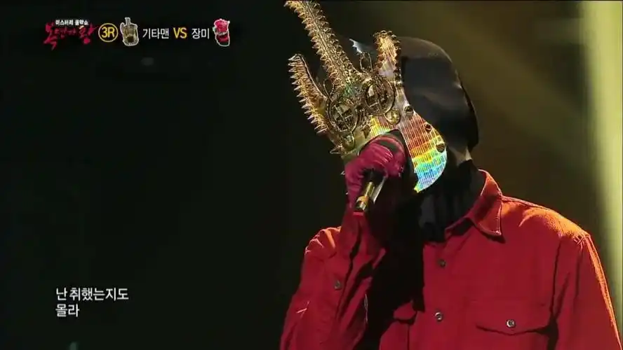 (韩版《蒙面歌王》节目截图)大到节目框架,小到文字脚本,从播出前策划