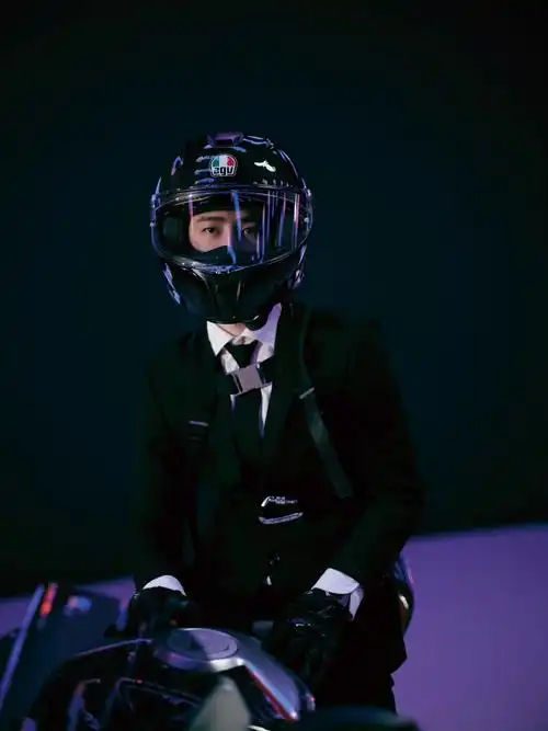 西装头盔大摩托王一博鲨疯了