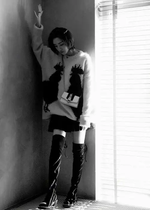 唐艺昕穿搭大片,蓝灰色系毛衣搭配短裙和过膝长靴,清爽又利落