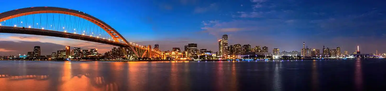 傍晚上海市黄浦区和卢浦大桥城市夜景风光