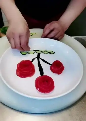 西红柿玫瑰花的花式切法,学会了能让你的菜品更上档次