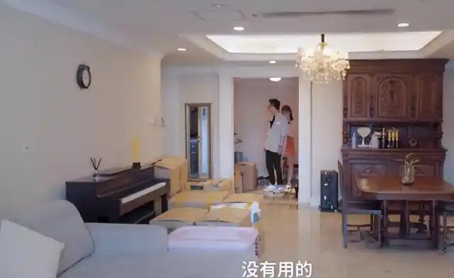 父亲是金融圈大亨,住着三亿的大豪宅,白富美,这些都是外界贴在乔欣