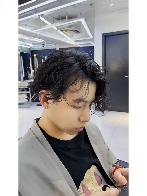 这款发型的设计灵感,来自文艺复兴时期的音乐和画作.