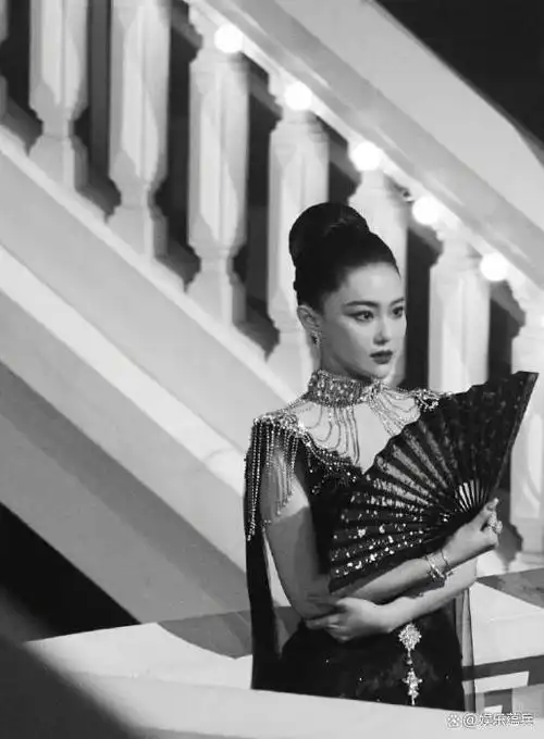 把张馨予工作室发的精修图放在一边,从红毯现场的生图来看,张馨予确实