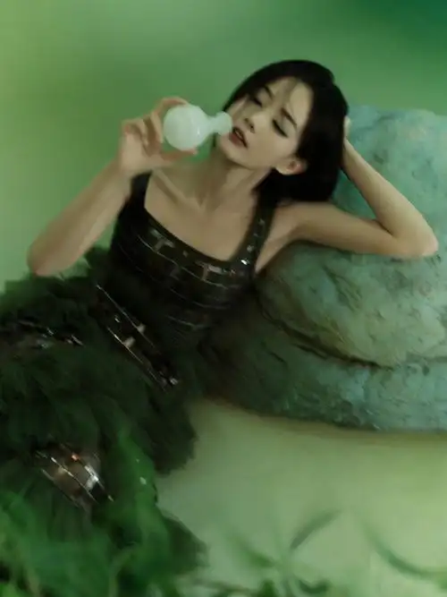 谁懂竹林绿裙真的被李一桐拿捏住了!