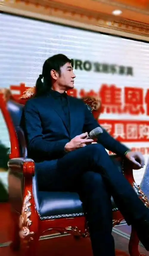 焦恩俊留长发形象大变,身材发福人气不减,互动场面很温暖