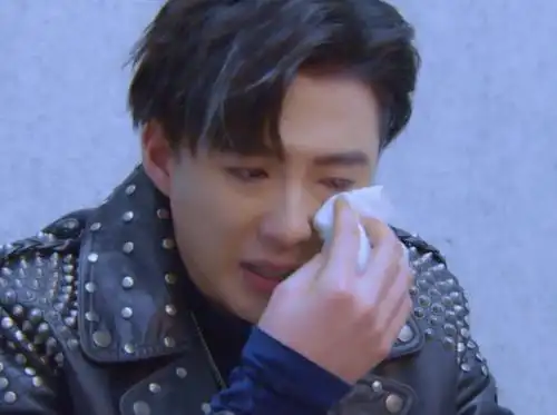 刘宇宁泪洒歌手后台哭得像个孩子称对不起朋友和粉丝