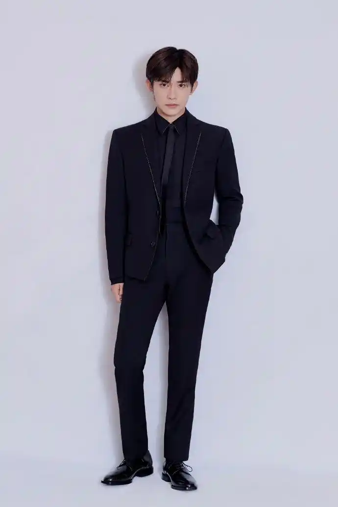 易烊千玺诠释双面男神身穿西装彰显沉稳绅士气质